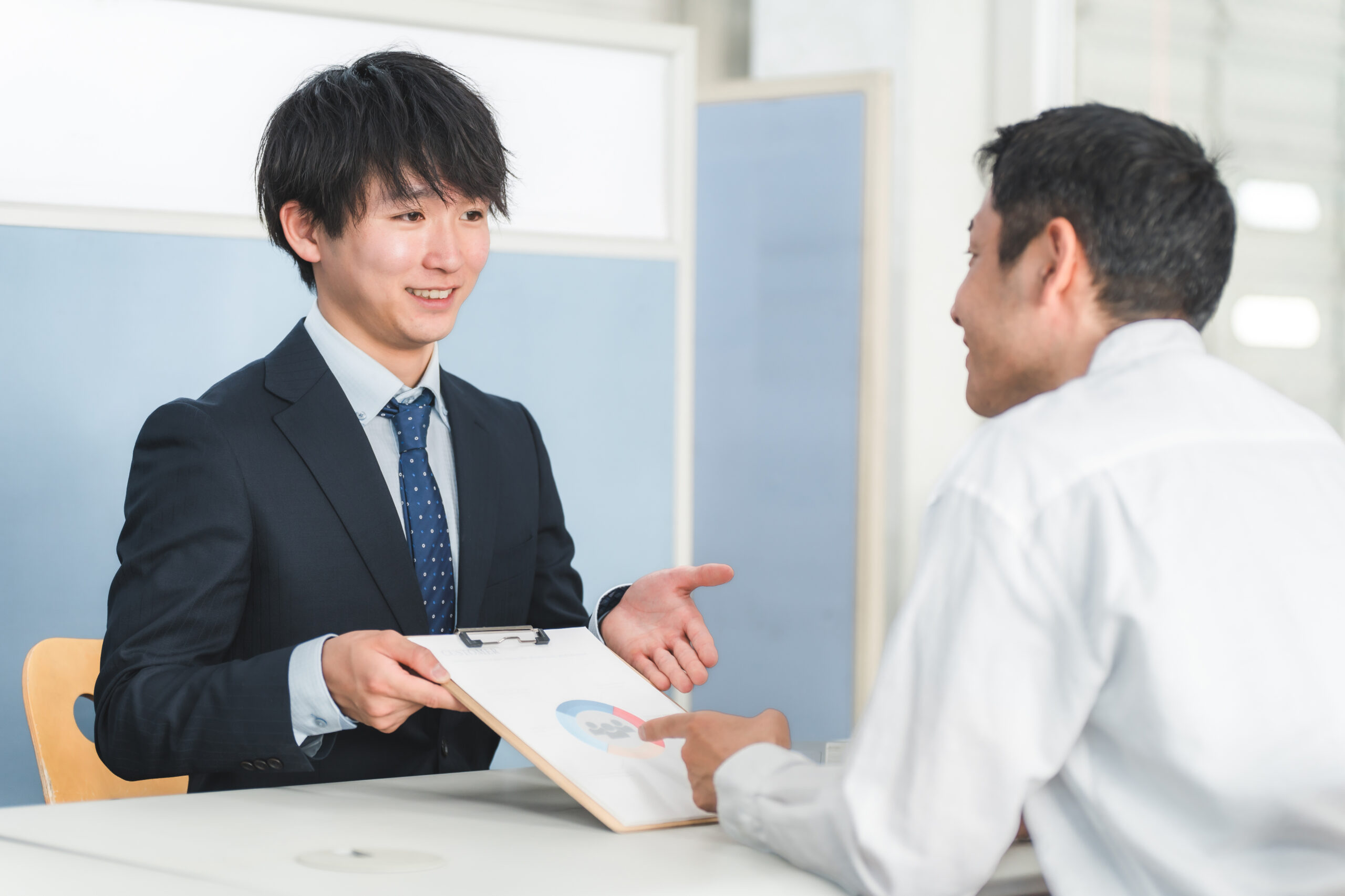 笑顔で接客する男性