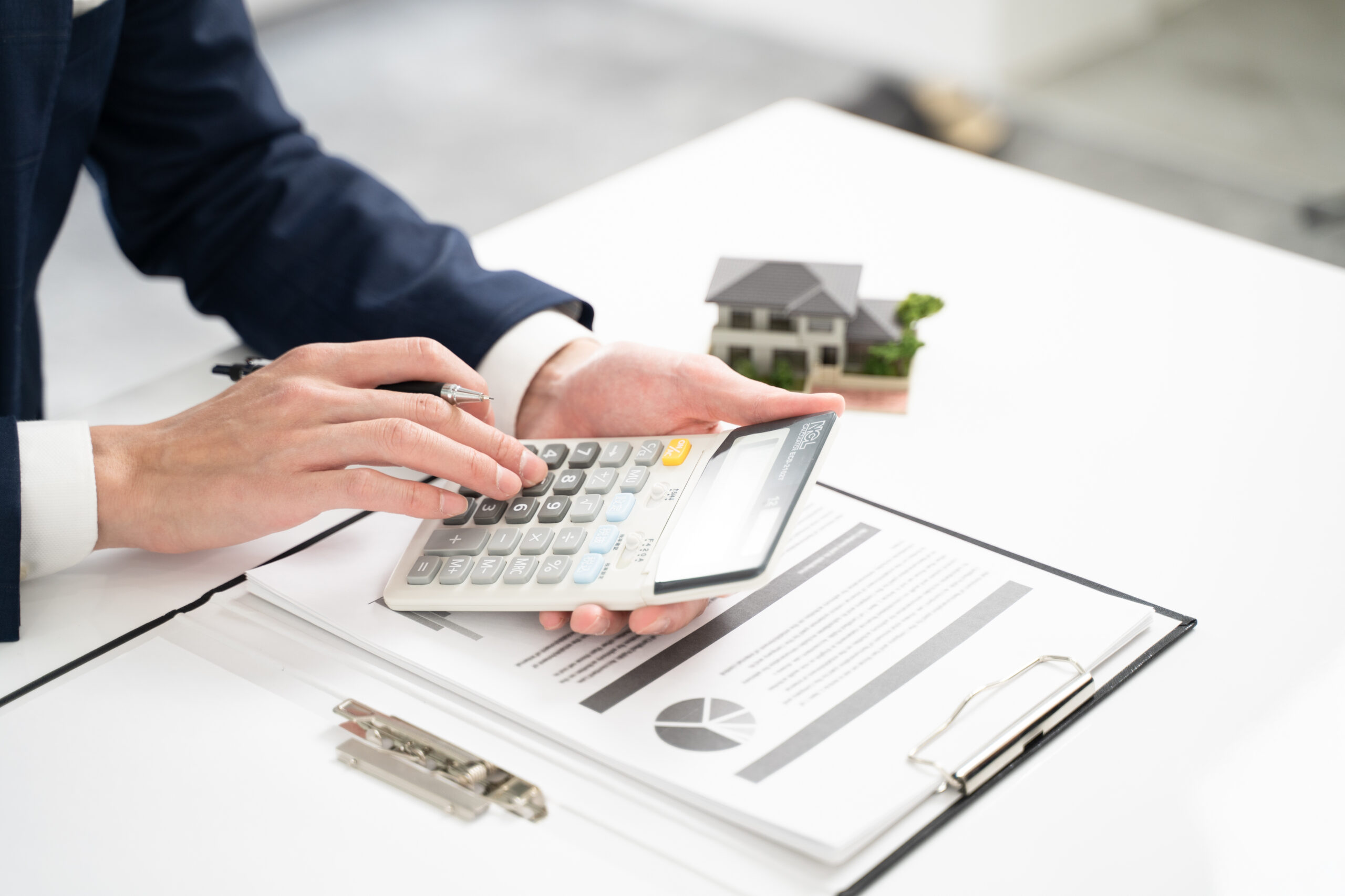 不動産価格を査定するビジネスマンの手元